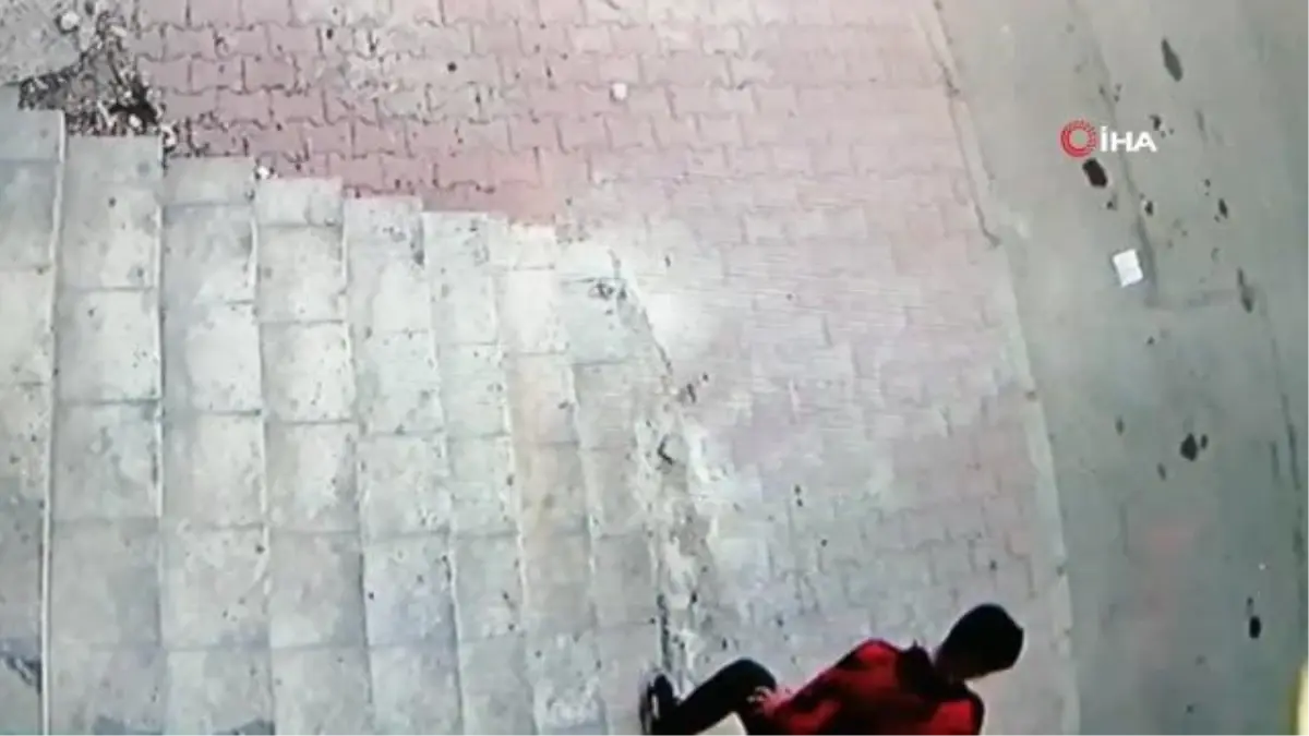 Şehir eşkıyaları pompalı tüfekle yol kesip gasp yaptılar.. O anlar kameraya yansıdı
