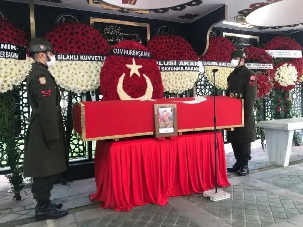 Pençe-Yıldırım Operasyonu'nda şehit düşen Müslüm Toprak, son yolculuğuna uğurlandı Pençe-Yıldırım Operasyonu'nda şehit düşen Müslüm Toprak, son yolculuğuna uğurlandı