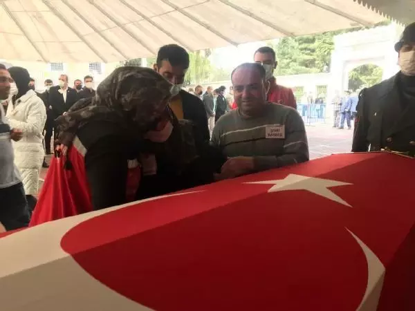 Pençe-Yıldırım Operasyonu'nda şehit düşen Müslüm Toprak, son yolculuğuna uğurlandı Pençe-Yıldırım Operasyonu'nda şehit düşen Müslüm Toprak, son yolculuğuna uğurlandı