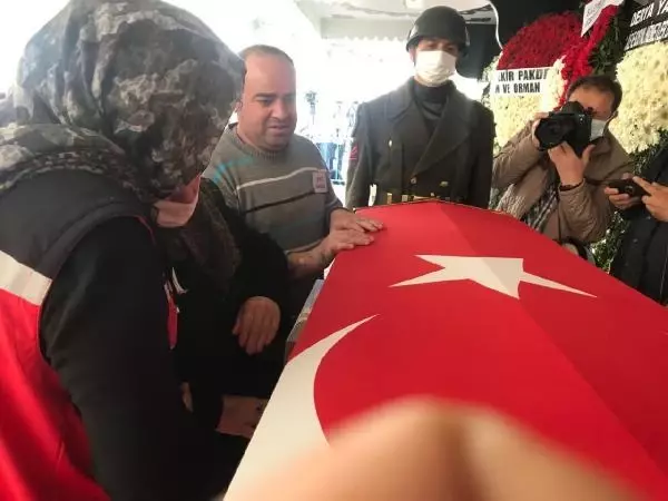 Pençe-Yıldırım Operasyonu'nda şehit düşen Müslüm Toprak, son yolculuğuna uğurlandı Pençe-Yıldırım Operasyonu'nda şehit düşen Müslüm Toprak, son yolculuğuna uğurlandı