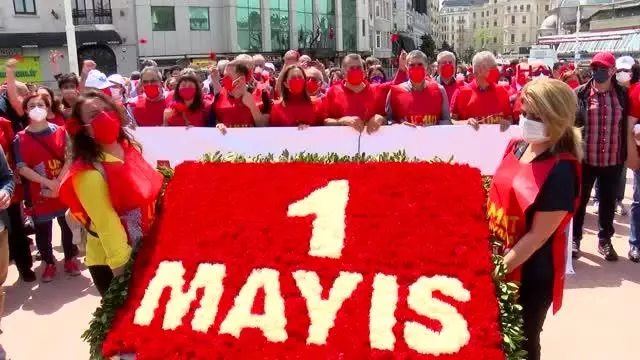 SENDİKALAR 1 MAYISTA TAKSİM CUMHURİYET ANITI'NA ÇELENK BIRAKTI SENDİKALAR 1 MAYISTA TAKSİM CUMHURİYET ANITI'NA ÇELENK BIRAKTI