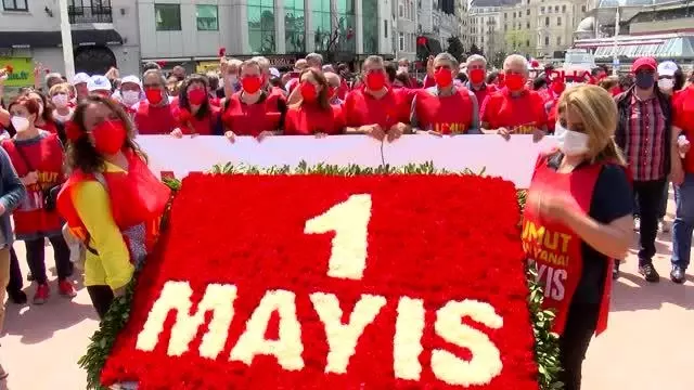 SENDİKALAR 1 MAYISTA TAKSİM CUMHURİYET ANITI'NA ÇELENK BIRAKTI