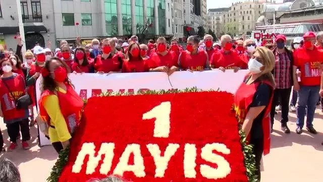 SENDİKALAR 1 MAYISTA TAKSİM CUMHURİYET ANITI'NA ÇELENK BIRAKTI