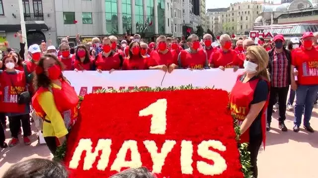 SENDİKALAR 1 MAYISTA TAKSİM CUMHURİYET ANITI'NA ÇELENK BIRAKTI
