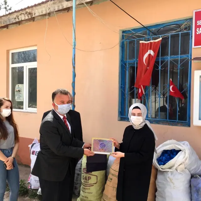 Seyitgazi'den dede-toruna çuval çuval mavi kapak