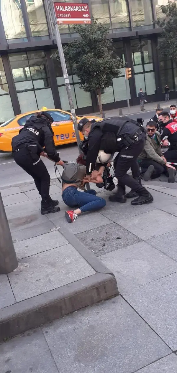Taksim Meydanı'na izinsiz yürümek isteyen gruplara müdahale edildi