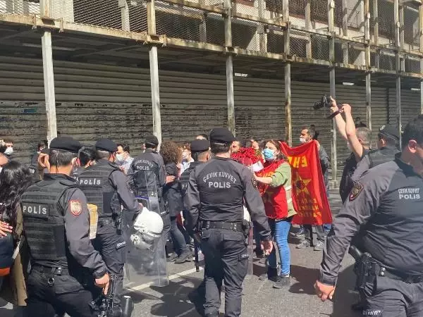 Son dakika haber: TAKSİM'E YÜRÜMEK İSTEYEN GRUBA HARBİYE'DE GÖZALTI Son dakika haber: TAKSİM'E YÜRÜMEK İSTEYEN GRUBA HARBİYE'DE GÖZALTI