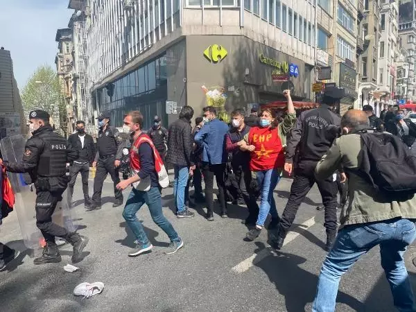 Son dakika haber: TAKSİM'E YÜRÜMEK İSTEYEN GRUBA HARBİYE'DE GÖZALTI
