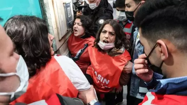 Tam kapanma tedbirlerine rağmen izinsiz yürüyüş yapmak isteyen grup gözaltına alındı Tam kapanma tedbirlerine rağmen izinsiz yürüyüş yapmak isteyen grup gözaltına alındı