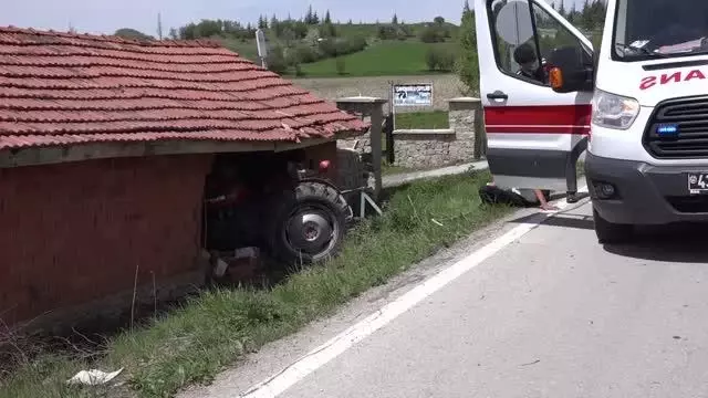 Traktörün ahır duvarına çarpması sonucu 2 kişi yaralandı Traktörün ahır duvarına çarpması sonucu 2 kişi yaralandı