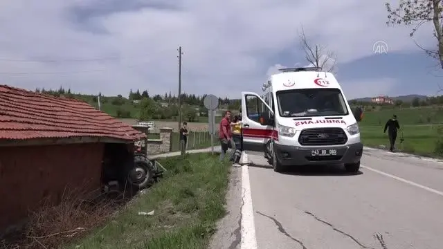 Traktörün ahır duvarına çarpması sonucu 2 kişi yaralandı Traktörün ahır duvarına çarpması sonucu 2 kişi yaralandı