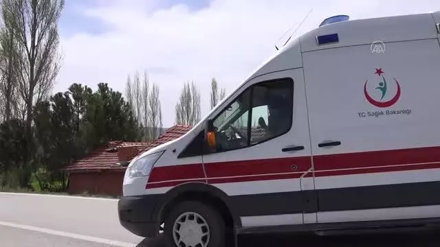 Traktörün ahır duvarına çarpması sonucu 2 kişi yaralandı Traktörün ahır duvarına çarpması sonucu 2 kişi yaralandı