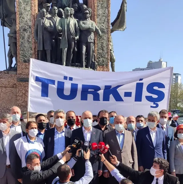 TÜRK-İŞ Cumhuriyet Anıtı'na çelenk bıraktı