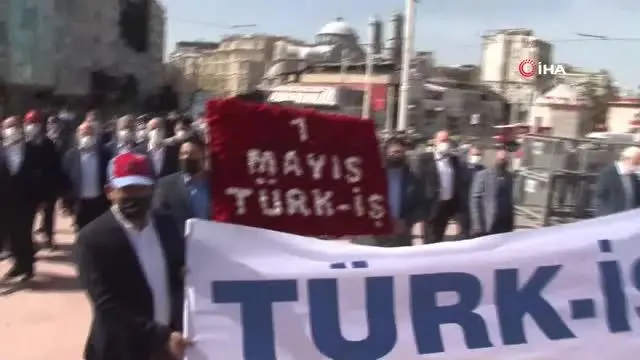 TÜRK-İŞ Cumhuriyet Anıtı'na çelenk bıraktı