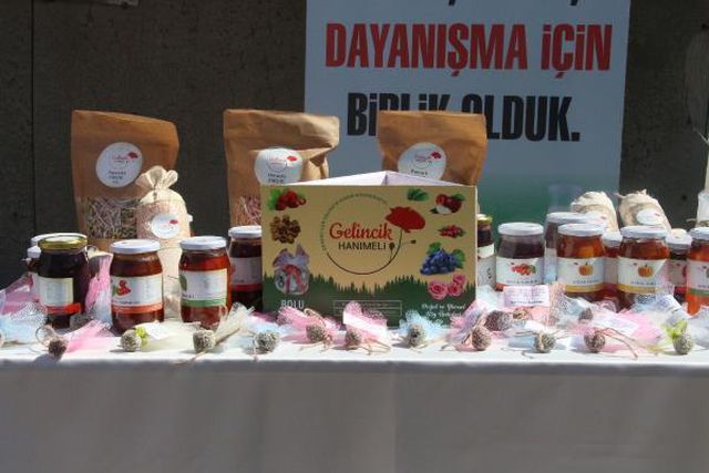 Son dakika haberleri... YÖRESEL ÜRÜN SATAN KADINLARIN 'LAVANTA' HEDEFİ