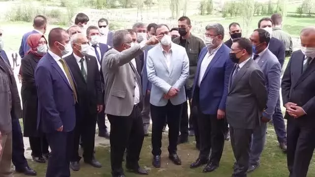 Son dakika gündem: AFYONKARAHİSAR - Bakan Kasapoğlu, Ayazini köyünde incelemelerde bulundu Son dakika gündem: AFYONKARAHİSAR - Bakan Kasapoğlu, Ayazini köyünde incelemelerde bulundu