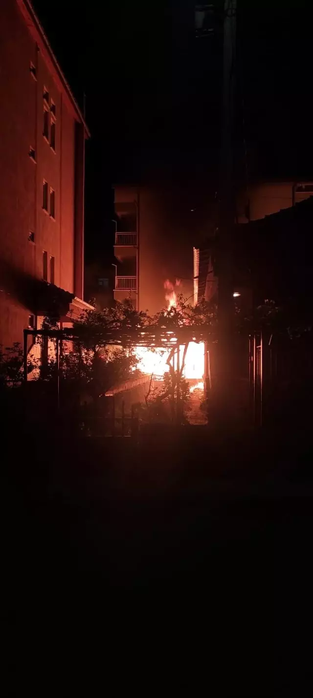 Alev alev yanan tandırlık korkuttu Alev alev yanan tandırlık korkuttu