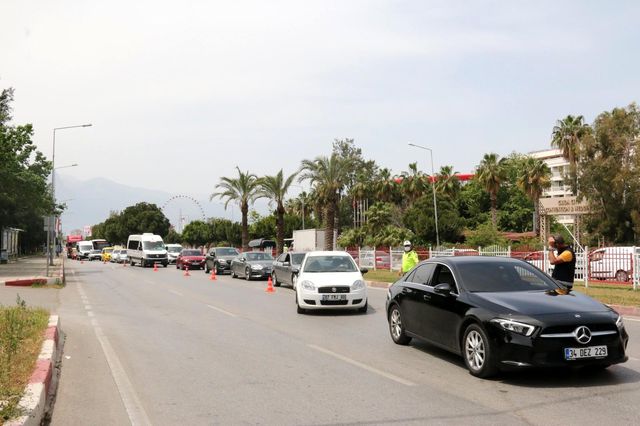 Antalya'da araçlar tek tek denetlendi, uzun araç kuyrukları oluştu Antalya'da araçlar tek tek denetlendi, uzun araç kuyrukları oluştu