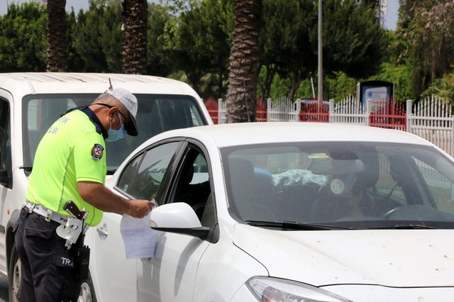 Antalya'da araçlar tek tek denetlendi, uzun araç kuyrukları oluştu Antalya'da araçlar tek tek denetlendi, uzun araç kuyrukları oluştu