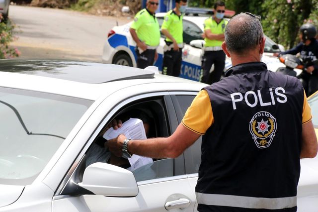 Antalya'da araçlar tek tek denetlendi, uzun araç kuyrukları oluştu Antalya'da araçlar tek tek denetlendi, uzun araç kuyrukları oluştu