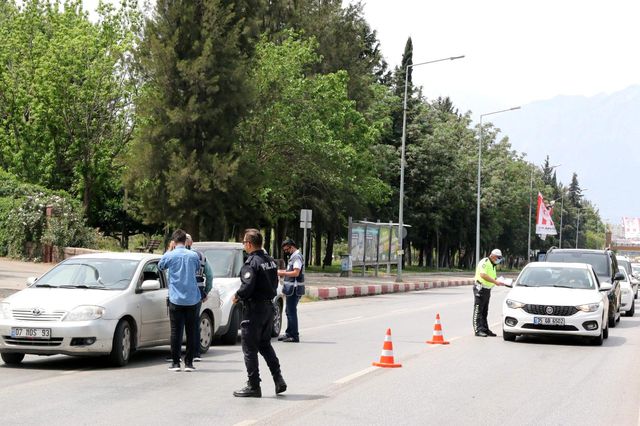 Antalya'da araçlar tek tek denetlendi, uzun araç kuyrukları oluştu Antalya'da araçlar tek tek denetlendi, uzun araç kuyrukları oluştu