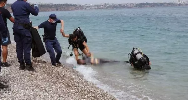 ANTALYA DENİZDE ERKEK CESEDİ BULUNDU ANTALYA DENİZDE ERKEK CESEDİ BULUNDU