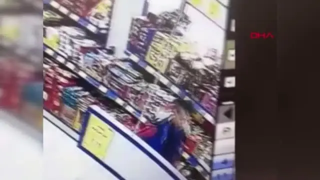 Avcılar'da markette cep telefonu hırsızlığı kamerada Avcılar'da markette cep telefonu hırsızlığı kamerada