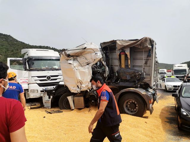 Bilecik'te tır kazası: 2 yaralı Bilecik'te tır kazası: 2 yaralı