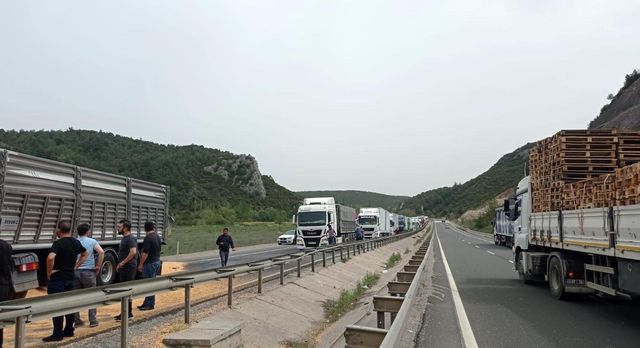 Bilecik'te tır kazası: 2 yaralı Bilecik'te tır kazası: 2 yaralı