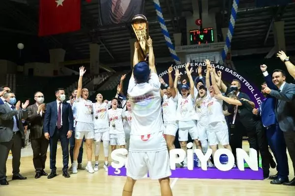 Bursa Büyükşehir Belediyespor Kadın Basketbol Takımı, şampiyonluk kupasını aldı