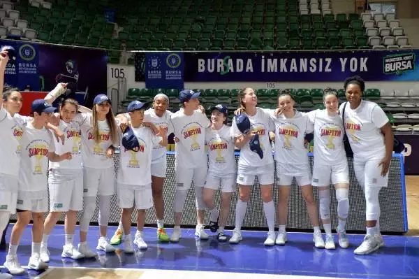 Bursa Büyükşehir Belediyespor Kadın Basketbol Takımı, şampiyonluk kupasını aldı