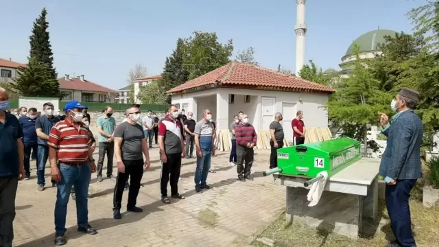 Cinayet kurbanı gözyaşları arasında defnedildi Cinayet kurbanı gözyaşları arasında defnedildi