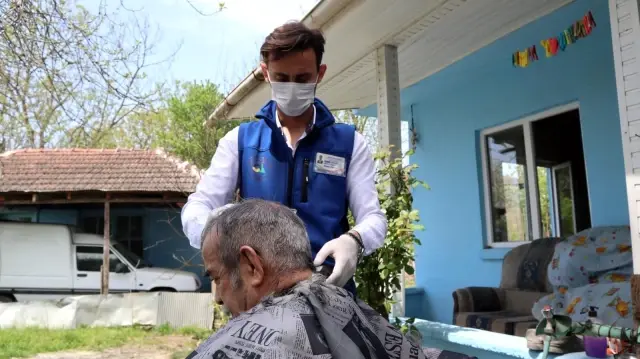 Düzce Belediyesi Evde Öz Bakım Hizmeti ile ihtiyaç sahiplerinin yardımına koşuyor