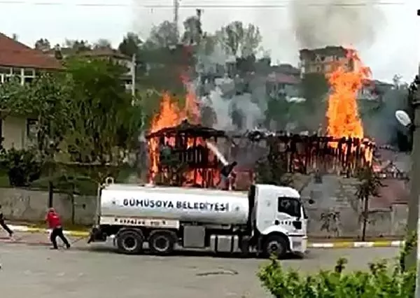 ELEKTRİK DİREĞİNDEN KIVILCIM DÜŞTÜ, SAMANLIK YANDI ELEKTRİK DİREĞİNDEN KIVILCIM DÜŞTÜ, SAMANLIK YANDI