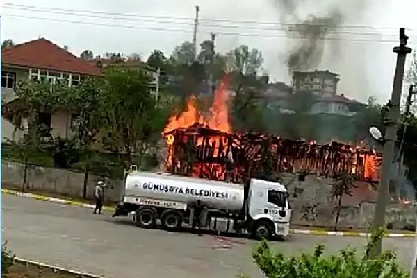 Elektrik direğinden kıvılcım düştü, samanlık yandı