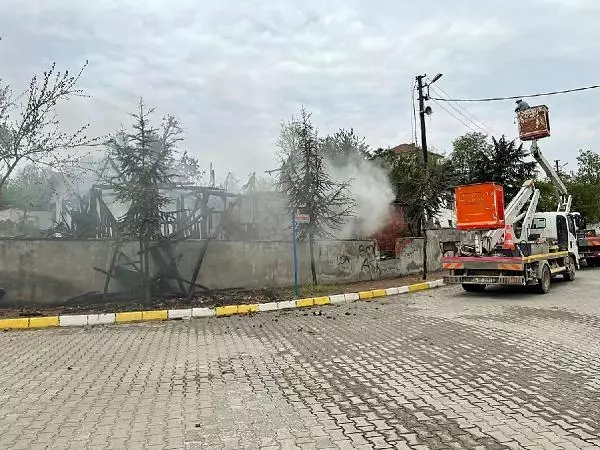 Elektrik direğinden kıvılcım düştü, samanlık yandı