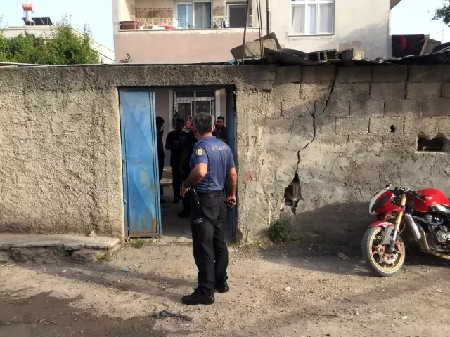 Evde patlama: 1'i çocuk 3 kişi ağır yaralandı Evde patlama: 1'i çocuk 3 kişi ağır yaralandı