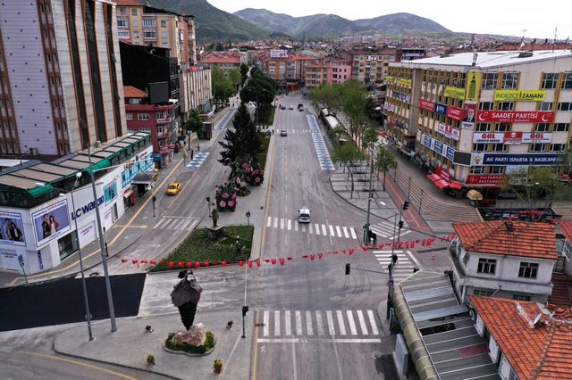 Isparta'da meydan ve sokaklar tam kapanmada boş kaldı Isparta'da meydan ve sokaklar tam kapanmada boş kaldı