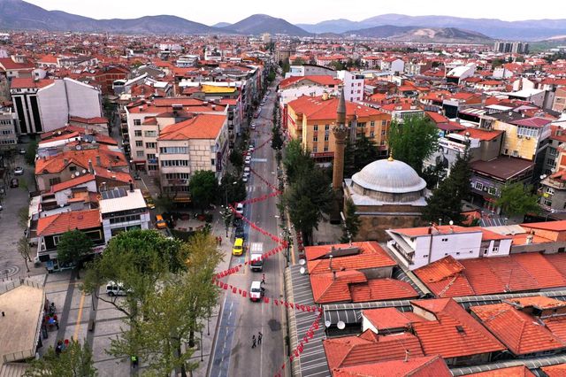 Isparta'da meydan ve sokaklar tam kapanmada boş kaldı Isparta'da meydan ve sokaklar tam kapanmada boş kaldı