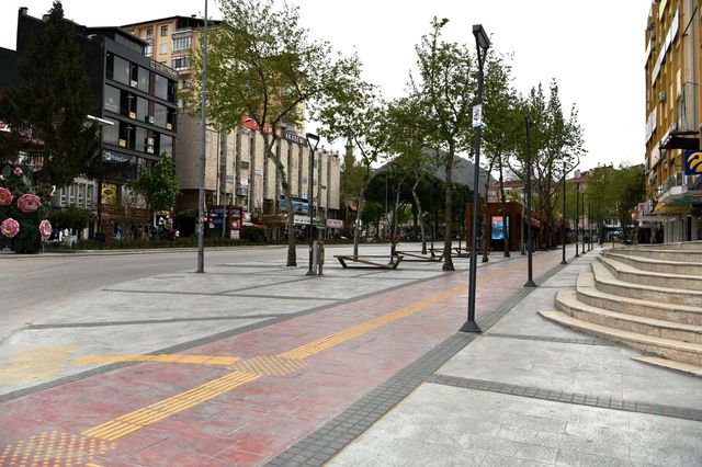 Isparta'da meydan ve sokaklar tam kapanmada boş kaldı Isparta'da meydan ve sokaklar tam kapanmada boş kaldı