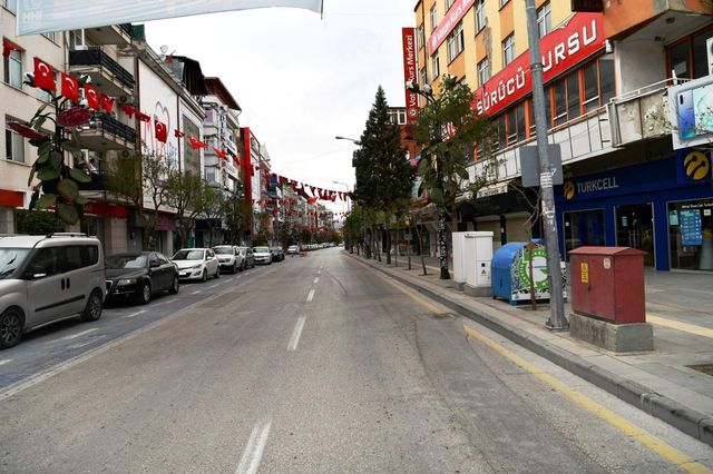 Isparta'da meydan ve sokaklar tam kapanmada boş kaldı Isparta'da meydan ve sokaklar tam kapanmada boş kaldı