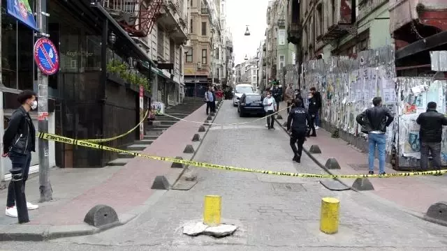 Beyoğlu'nda korku dolu anlar! Silahlı çatışmada çocuğunu bırakıp böyle kaçtı Beyoğlu'nda korku dolu anlar! Silahlı çatışmada çocuğunu bırakıp böyle kaçtı