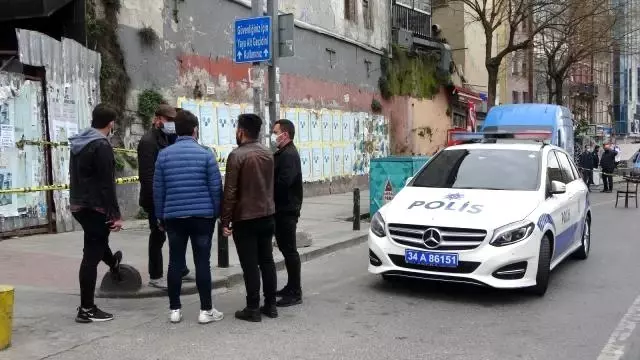 İstanbul'da silahlı çatışma anları kamerada: Çocuğunu bırakıp böyle kaçtı