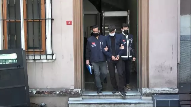İstanbul'da silahlı çatışma anları kamerada: Çocuğunu bırakıp böyle kaçtı