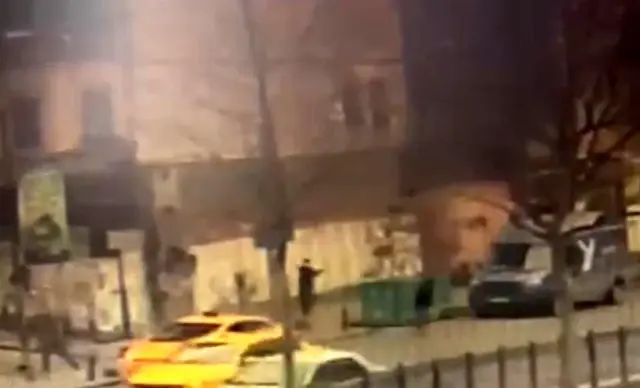İstanbul'da silahlı çatışma anları kamerada: Çocuğunu bırakıp böyle kaçtı