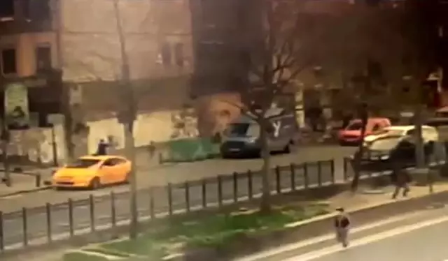 İstanbul'da silahlı çatışma anları kamerada: Çocuğunu bırakıp böyle kaçtı