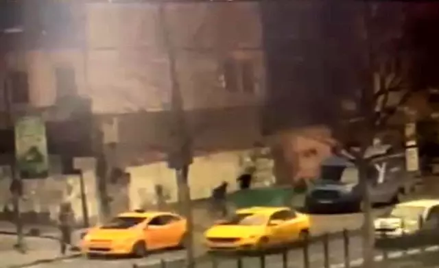 İstanbul'da silahlı çatışma anları kamerada: Çocuğunu bırakıp böyle kaçtı
