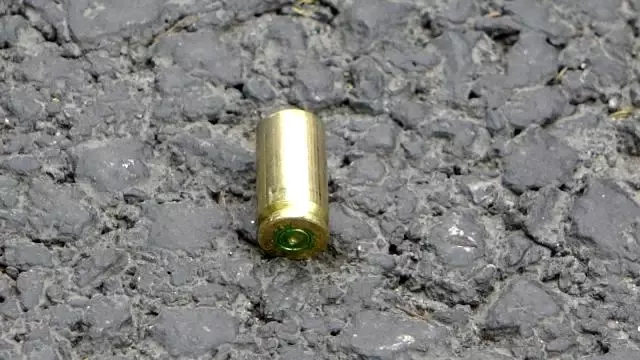 İstanbul'da silahlı çatışma anları kamerada: Çocuğunu bırakıp böyle kaçtı