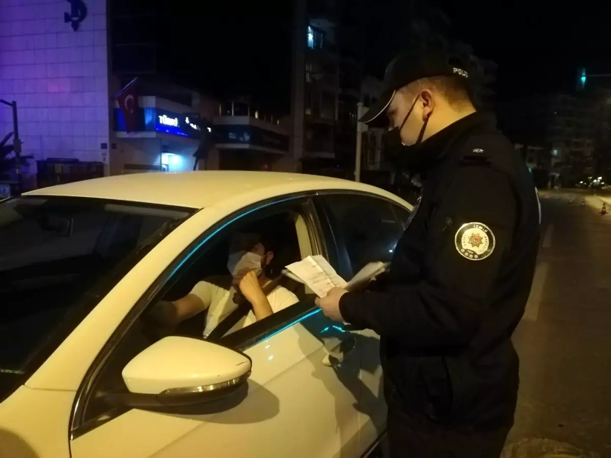 İzmir'de gece saatlerinde 'tam kapanma' denetimi - Haberler