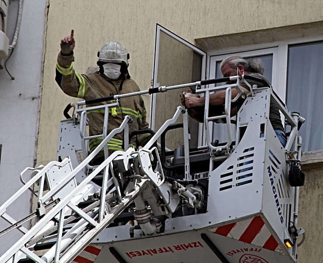İzmir'de görme engelli kediye nefes kesen kurtarma operasyonu İzmir'de görme engelli kediye nefes kesen kurtarma operasyonu